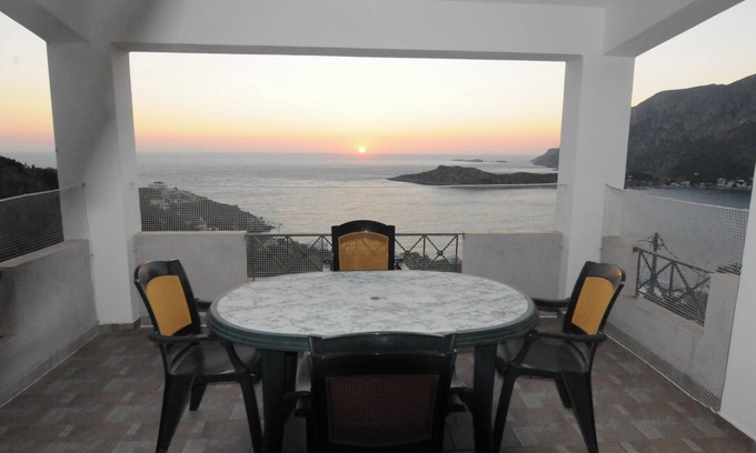 Kamari Casa | Homerez - Casa confortable en Mirties con terraza y aparcamiento