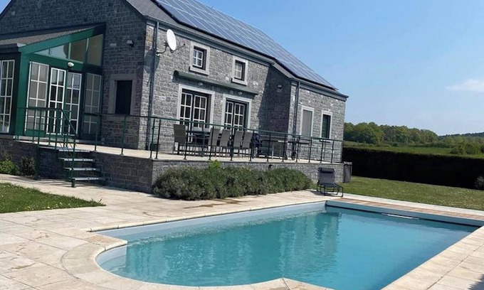 Wellin Villa | Homerez - Villa contemporánea en Wellin con piscina privada