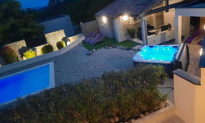 Lussas Chalet De Esquí | Homerez - Acogedor chalet en Lussas con piscina y jacuzzi