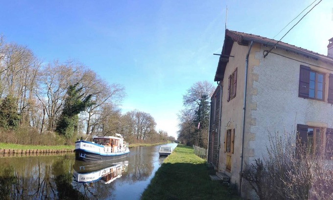 Bourg-le-Comte Apartamento | Homerez - Apartamento acogedor - Bourg-le-Comte