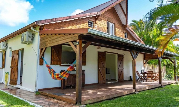 Point d'Or Casa | Homerez - Casa acogedora en Les Abymes con jacuzzi relajante