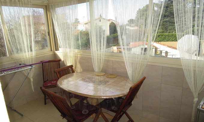 Vias Apartamento | Homerez - Elegante apartamento en Vias con balcón y jardín