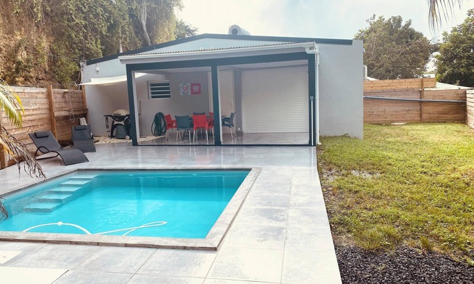Les Abymes Villa | Homerez - Villa elegante con piscina en Les Abymes