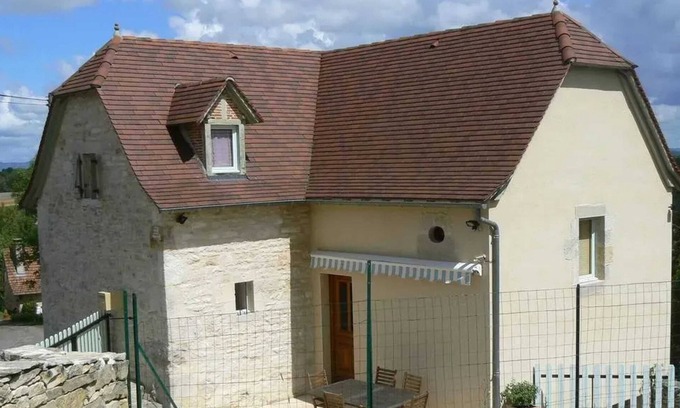 Faycelles Casa | Homerez - Casa familiar en Faycelles con terraza