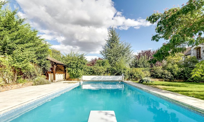 Saint-Germain-sur-Ecole Casa | Homerez - Casa para 3 pers. con piscina y jardín en Saint-Germain-sur-École