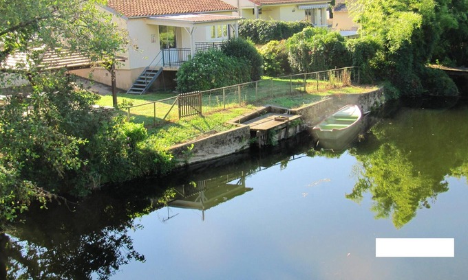 Saint-Martin-de-Sanzay Casa | Homerez - Casa para 4 pers. con jardín y terraza en Saint-Martin-de-Sanzay