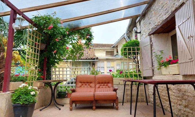 Saint-Jean-de-Sauves Casa | Homerez - Casa para 8 pers. con jardín y terraza en Saint-Jean-de-Sauves