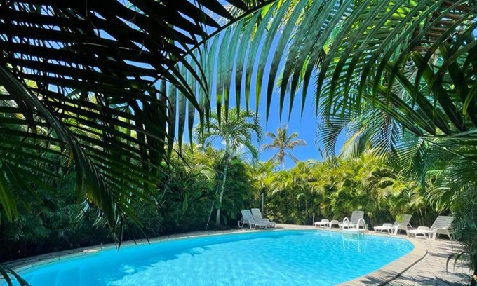 Sainte-Rose Casa | Homerez - Casa para 2 pers. con piscina compartida y jardín en Sainte-Rose