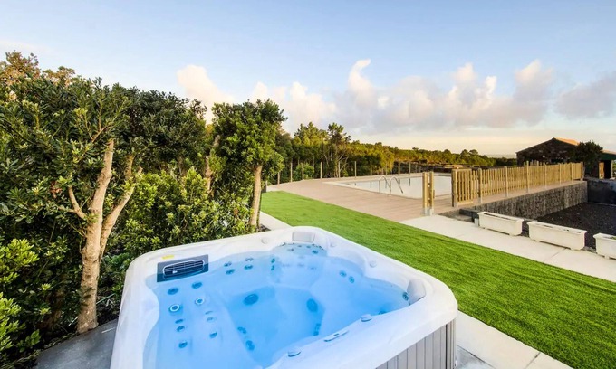Sao Roque do Pico Casa | Homerez - Casa para 4 pers. con piscina compartida, jacuzzi y jardín en Lajido