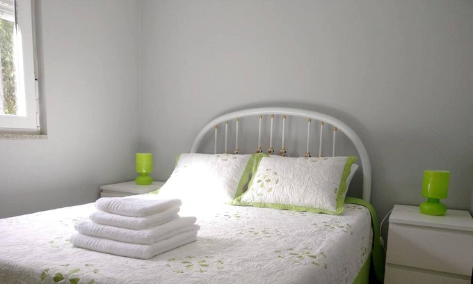 Vila Verde Casa | Homerez - Espaciosa casa para 4 pers. con jardín, terraza y balcón en Rendufe