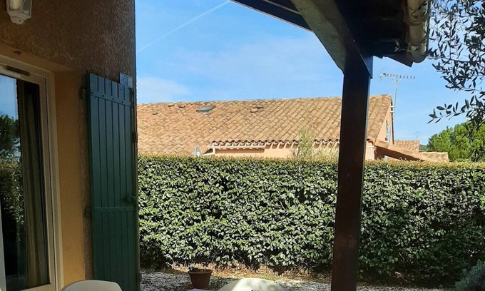 Eyguieres Casa | Homerez - House for 5 ppl. with shared pool, garden and terrace at Eyguières