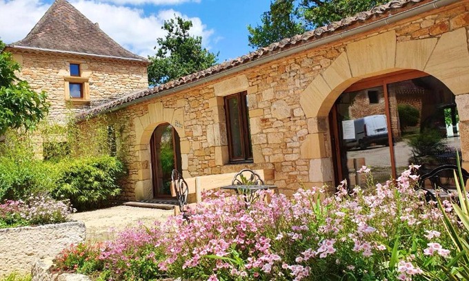 Puy-l'Eveque Casa | Homerez - Casa para 4 pers. con piscina compartida y terraza en Puy-l'Évêque