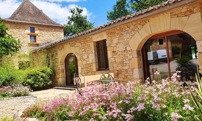 Puy-l'Eveque Casa | Homerez - House for 4 ppl. with shared pool, terrace and balcony at Puy-l'Évêque