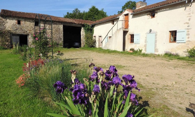 Nueil-les-Aubiers Casa | Homerez - Casa en Nueil-les-Aubiers