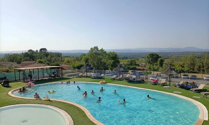 Grospierres Casa | Homerez - Casa acogedora con jardín y piscina compartida en Grospierres