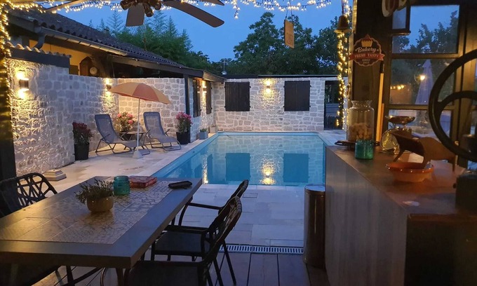 Montfermier Casa | Homerez - Casa encantadora en Montfermier con piscina privada