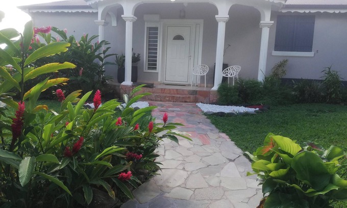 Sainte-Rose Casa | Homerez - Casa espaciosa con jacuzzi y vista al mar en Sainte-Rose