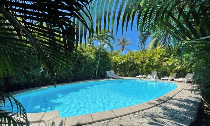 Sainte-Rose Casa | Homerez - Casa encantadora en Sainte-Rose con piscina compartida
