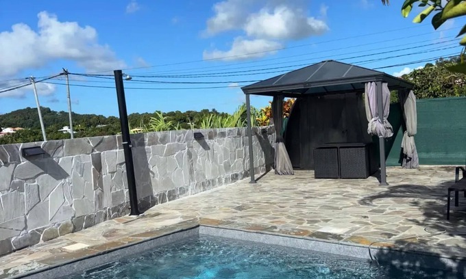 Ducos Villa | Homerez - Moderna villa con piscina privada en Le François
