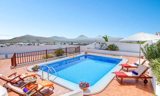 Nazaret Villa | Homerez - Villa moderna en Nazaret con piscina privada