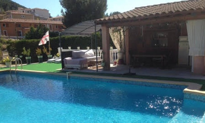 Roquefort-la-Bedoule Apartamento | Homerez - Apartamento a 3 km de la playa para 4 pers. con piscina compartida