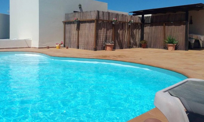 Tahiche Apartamento | Homerez - Espectacular estudio para 2 pers. con piscina y terraza en Tahiche