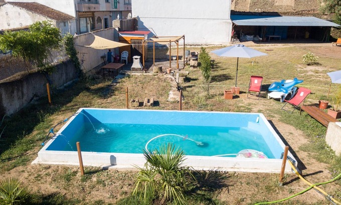 Vitigudino Villa | Homerez - Villa para 6 pers. con piscina compartida y terraza en Vitigudino