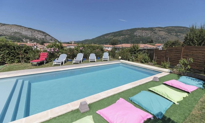 Foix Villa | Homerez - Villa refinada en Foix con piscina privada y jacuzzi