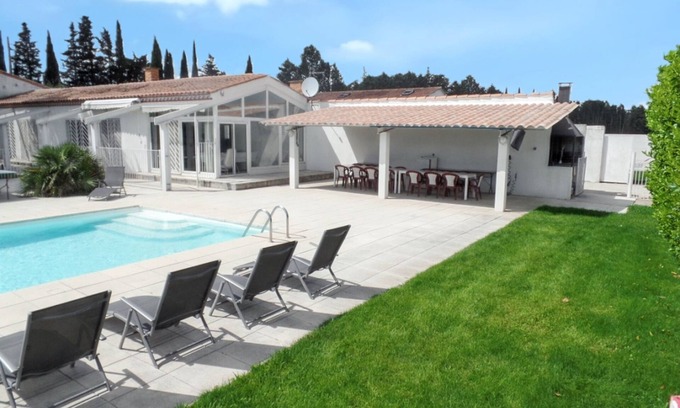 Meynes Villa | Homerez - Villa espaciosa y elegante en Meynes con piscina privada