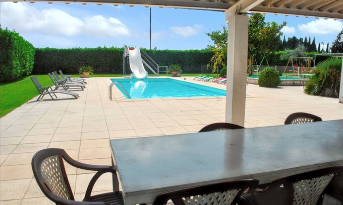 Meynes Villa | Homerez - Villa espaciosa y elegante en Meynes con piscina privada