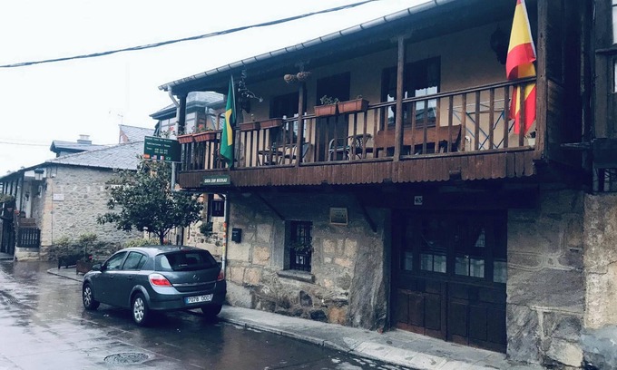 Molinaseca Casa | Homerez - Casa espaciosa en Molinaseca con vista a la montaña