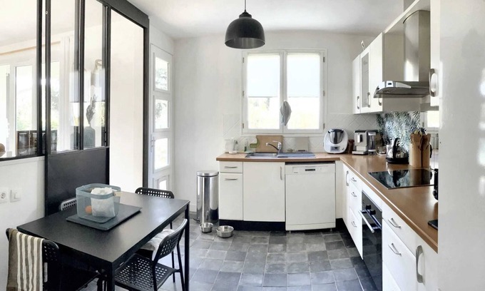 Montlignon Casa | Homerez - Spacious House in Montlignon with Garden and Terrace