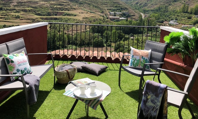 Viguera Casa | Homerez - Espaciosa casa para 6 pers. con terraza en Viguera