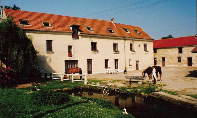 Viarmes Casa | Homerez - Casa espaciosa en Viarmes con gran jardín y aire acondicionado