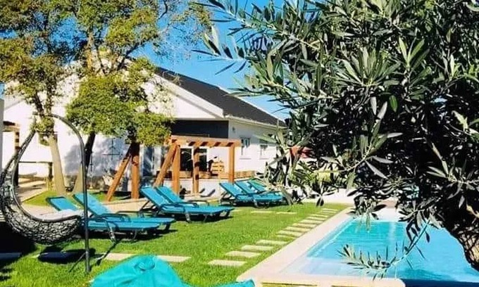 Atalaia Casa | Homerez - Casa espaciosa en Atalaia con piscina compartida