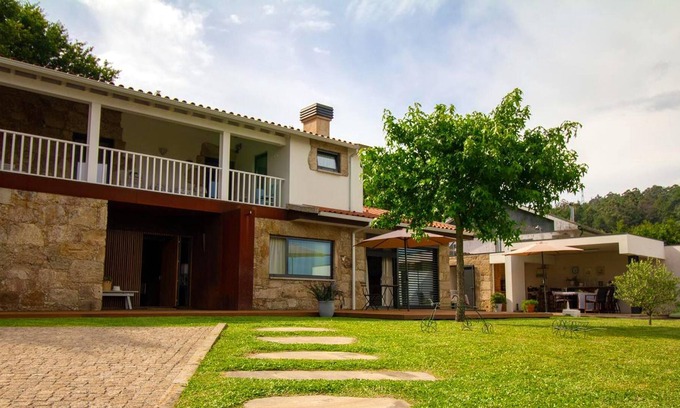 Vila Verde Casa | Homerez - Espaciosa casa para 6 pers. con jardín, terraza y balcón en Gondiães