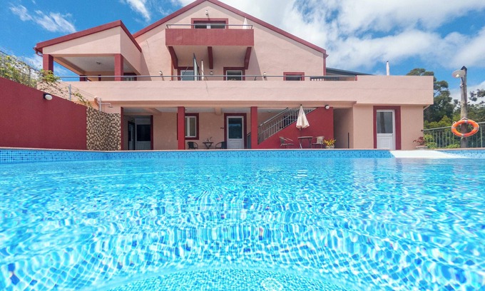 Prazeres Casa | Homerez - Casa espaciosa con piscina en Prazeres