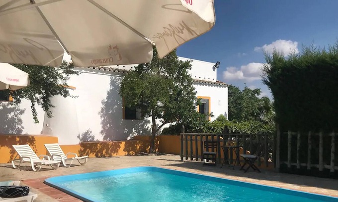 Osuna Villa | Homerez - Espaciosa villa para 6 pers. con piscina y terraza en El Saucejo