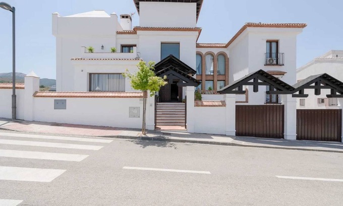 La Zubia Villa | Homerez - Amplia Villa en Granada con Piscina Privada y Jacuzzi