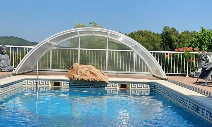 Querol Villa | Homerez - Villa espaciosa en Querol con piscina privada y jacuzzi