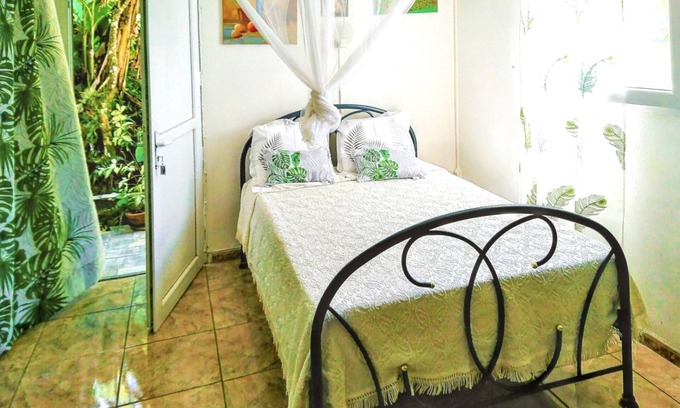 Fontaine de Moutte Apartamento | Homerez - Estudio Fort-de-France vista jardín