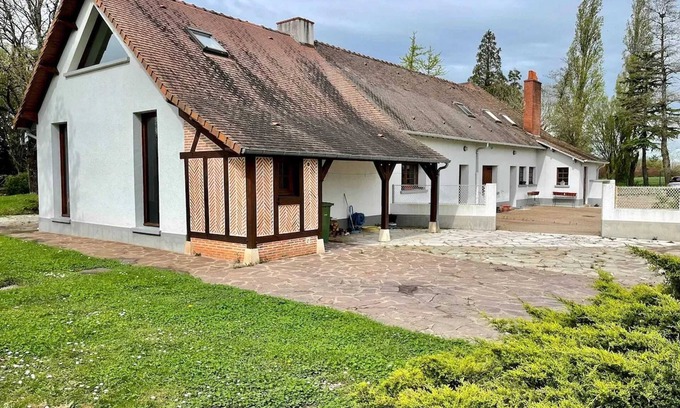 La Ferte-Saint-Cyr Casa | Homerez - Casa de vacaciones en La Ferté-Saint-Cyr