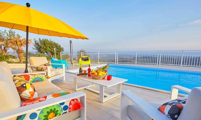 Favara Villa | Homerez - Villa a 10 km de la playa para 6 pers. con piscina y jacuzzi en Favara