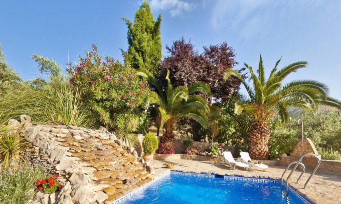 Priego de Córdoba Villa | Homerez - Grande villa para 10 pers. con piscina y terraza en Priego de Córdoba