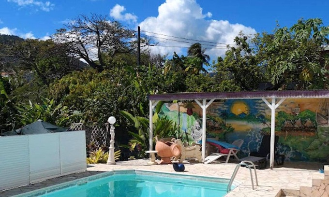 Trois-Rivieres Villa | Homerez - Villa para 2 pers. con piscina, jardín y terraza en Trois-Rivières