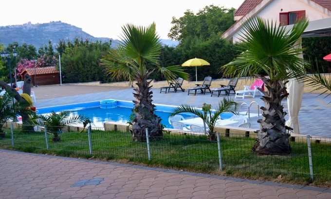 Pergusa Villa | Homerez - Villa para 16 pers. con piscina, jardín, terraza y balcón en Enna