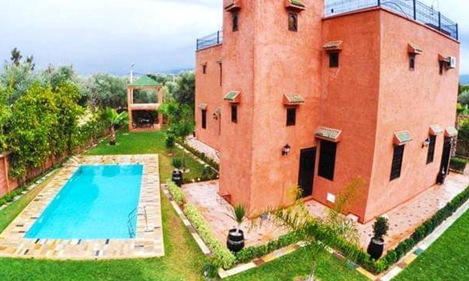 Ait Zat Villa | Homerez - Espaciosa villa para 6 pers. con piscina, jardín y terraza en Aghmat