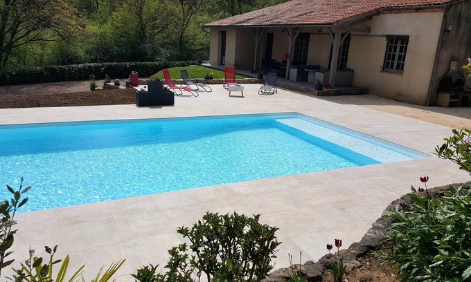 Fumel Villa | Homerez - Espaciosa villa para 6 pers. con piscina, jardín y terraza en Fumel