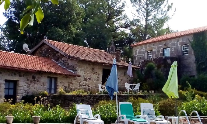 Basto Villa | Homerez - Bonita villa para 6 pers. con piscina, jardín y terraza en Basto