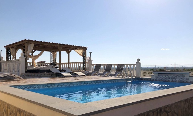 Olocau Villa | Homerez - Espaciosa villa para 8 pers. con piscina, jardín y terraza en Olocau